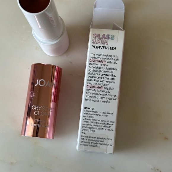 JOAH Crystal Glow Deep Golden Tinted Luminizer Stick - Picture 3 of 4